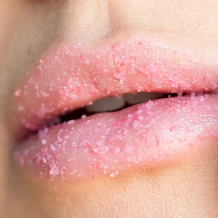 3-IN-1 LIP SCRUBBING MASK
